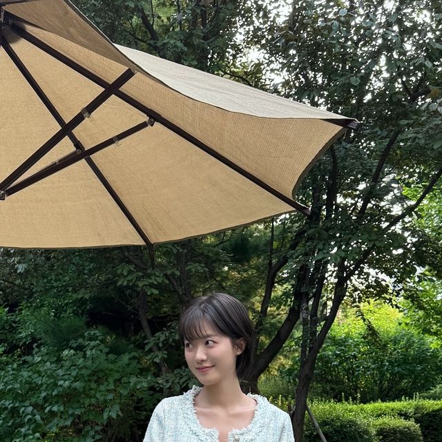 예진 on Instagram: "#광고 풀릴 듯 말 듯 가을 좀 길어줘라😂 크롭한 기장감의 하프 트위드 자켓 자쥬 입고 다니게오💚 컬러도 소프트하니 산뜻한 느낌 됴아🍃 #비바브라운#트위드#자