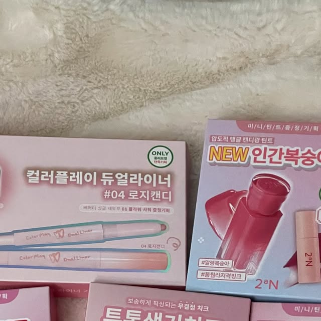 :D on Instagram: "#광고
💝[투에이엔] 러브 버블 컬렉션💝

여름의 끝자락을 맞이하여
8월 올리브영 추천템으로 
정말 추천드리는 투에에엔의
러브 버블 컬렉션!!! 💓

이번에 새로 나온 신상들은
쿨톤, 웜톤 할 것 없이 
다 잘어울릴 것 같은 너무 예쁜 느낌이에요

특히 여름 라이트 분들이 사용하면
너무너무 찰떡일 것 같은 제품들이고

모두 올리브영에서 만나볼 수 있어서
8월 화장품 뭐사지 하시는 분들은
늦지 않게 올리브영에서 만나보세용🥰
.
.
.
#올영픽#올리브영추천템#올영필수템#러브버블컬렉션#롱웨어링파운데이션미니#컬러플레이듀얼라이너"