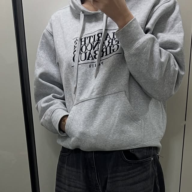 골린이 도비 [골프•맛집•신상카페•여행•일상•제품리뷰] on Instagram: "#협찬 @standarderror_official 

벌룬핏 실루엣에  허리부터 밑단까지 자연스럽게 떨어지는데 핏이 너무 귀엽고 힙해요💕

원단이 부드러워서 하루 종일 편하게 돌아다녔어요 견고한데 까슬함 없어서 그냥 데일리로 입기에 딱!

캣워싱 컬러가 진짜 포인트~ 빈티지다크블랙이라 사진 찍으면 무조건 핏 잘 나와요 지퍼는 YKK라 마감도 부드럽고 튼튼해서 디테일까지 대만족👍🏻

힙하고 러프한 무드 좋아하면 진짜 무조건 쟁기세요!

https://www.musinsa.com/products/5151941

#스탠다드에러 #STANDARDERROR #남여공용팬츠 #데님 #데님팬츠 #팬츠 #바지 #와이드바지 #워싱팬츠 #와이드팬츠 #데일리룩 #바지추천 #DenimPants #Denim #Pants"