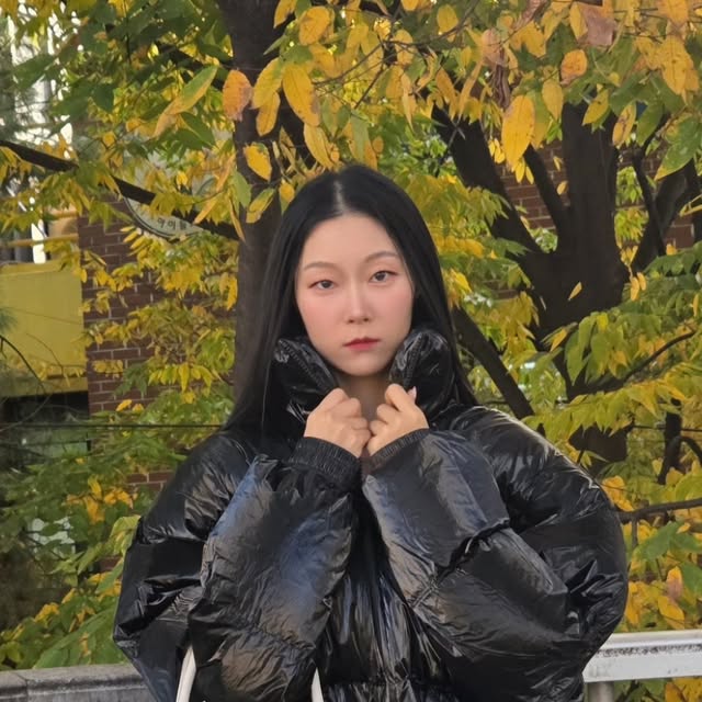 모델 │인플루언서│윤혜정 on Instagram: "#AD [IRONY PORNO WHITELINE] 겨울을 위한 궁극의 핏, 글로시 오버핏 헤비 아우터! ✨
이번 겨울, 뻔하지 않은 스타일을 찾는다면 주목!
아이러니포르노화이트라인의 새로운 남여공용패딩으로 데일리룩을 완성🚀

🔥 매력 포인트
✔️독보적인 광택감 : 트렌디한 글로시패딩 소재, 투웨이 지퍼로 어떤 각도에서도 힙한 무드를 연출
✔️완벽한 실루엣: 부담스럽지 않은 오버핏 하이넥 디자인으로 남녀 누구나 스타일리시하게 착용 가능
✔️극강의 보온성: 두툼한 충전재로 한겨울 추위에도 끄떡없는 #헤비아우터 

저는 #레더 소재 가방과 벌룬 스커트 매치로 러블리한 #데일리룩 완성시켜봤어요🫶
베이직한 디자인이라 어떤 옷과 스타일링해도 어울리더라구요😉😉😉
게다가 사이드 포켓과 내부 포켓도 있어서 수납력도 GOOD🩷
.
.
.
#광고#Padding #패딩추천#데일리룩#아우터#헤비아우터#오버핏#글로시패딩#패딩점퍼#패딩#남여공용패딩#IRONYPORNOWHITELINE#아이러니포르노화이트라인"