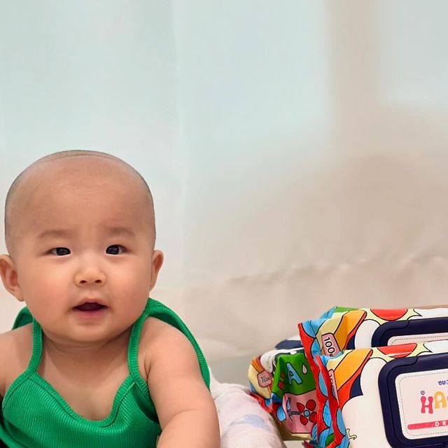 @rivervin_zip on Instagram: "#제품제공 아이키우는집 필수템 ! 물 . 티 . 슈 가성비 아기 물티슈로 유명한 해피아이 물티슈 해피아이 초순수 아기물티슈 오리지널 박스 개봉순간 포장 컬러감에 깜
