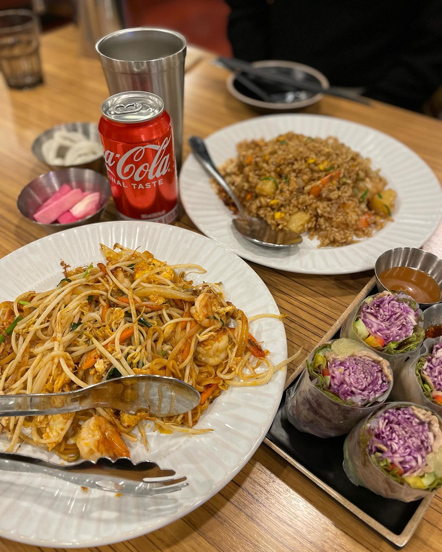 언니랑 지니랑 외식🥢 파인애플볶음밥, 칠리팟타이, 스프링롤까지! 
좋아하는거 한가득 모아놓고 먹으니 너무 좋구만🤩 
가격도 저렴하고 양도 많은 코엔타이 목동점! 
내부 인테리어도 깔끔하고 세련되서 외식하기 딱 좋은 곳이었다👍

#코엔타이목동점 #먹스타그램 #맛스타그램 #먹거리 
#먹는기록 #음식기록 #목동맛집