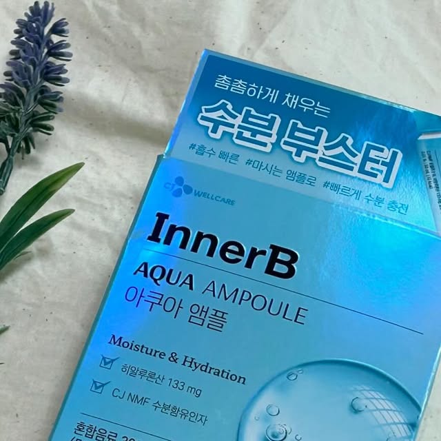 소련 on Instagram: "#광고 이너비 아쿠아앰플 찬바람 쌩쌩불면 피부는 더욱 건조해지고 아무리 수분감있게 메이크업을 해도 금새 건조해지기를 반복 그렇게 나오는 결과는 들뜬 메이크업.. 이