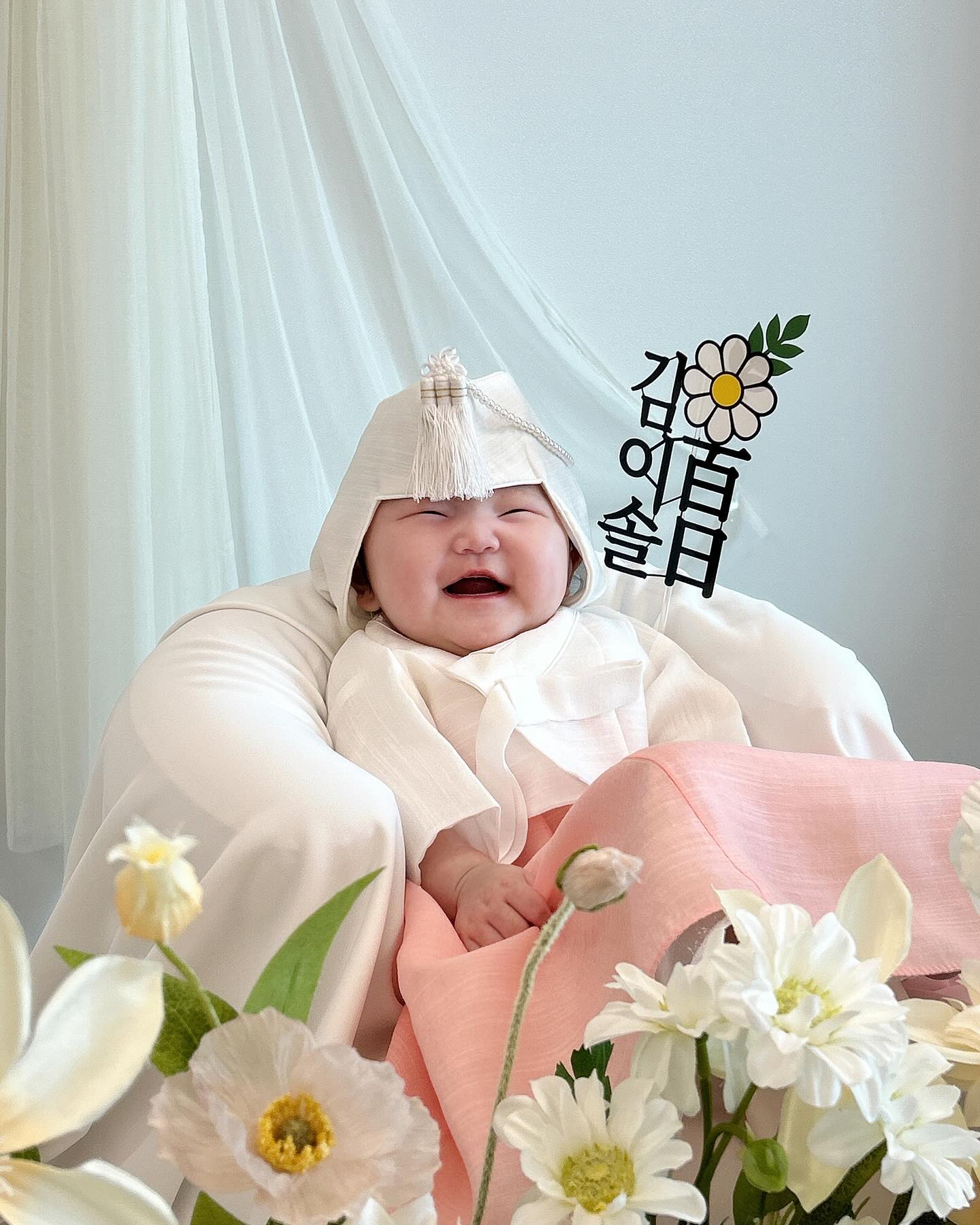 엄마의 영원한 최애곡
들을때마다 마음이 편안해져서
우리 솔이 자장가로 매일 불러준다

정말로 아가낳고 들으면 다르게 들리는 가사

엄마아빠는 너를 알고부터 빈틈없이 행복해
너를 가만히 보는것만으로도 우리에겐 사랑이야

백일축하해 솔랑구 ෆ