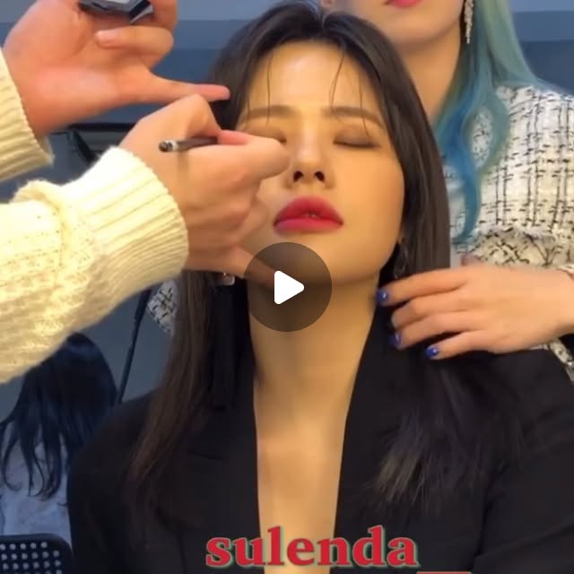 유 미 YOOMI on Instagram: "20.01.16 
열시간이 넘는 촬영시간 내내 꼼꼼하게 케어해주셨던 두 분 실장님 정말 감사했습니다😆🙏🏻❤️👏🏻
Make up. @sulenda__ 
Hair. @yesol._.h"