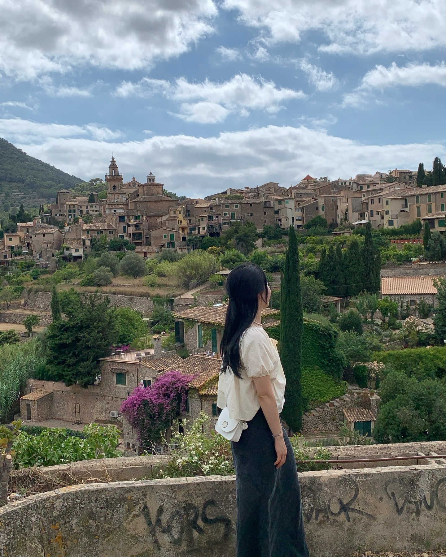 2024.07.07 4day🇪🇸
최애도시 발데모사 (🦜🌿🏡🌳🌷) 진짜 걸어서 동화 속으로,,🤍 / 어제 산 목걸이 끊어짐 이슈로,, 왕복 세시간 날렸지만 아직 여행 4일차라^^ 도파민 남아있음✨