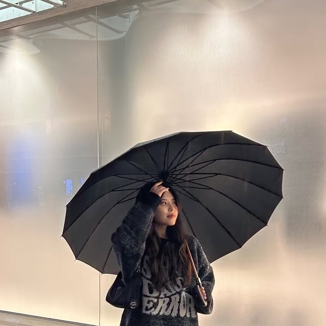 빈 on Instagram: "#협찬 #광고 #제품제공 

한겨울에 비까지 내려서 겉옷 없이는 추워야 정상이지만 
자카드 원단으로 제작되어 보온성 높고 따뜻해서
겉옷 없이도 잘 성수 활보한 날❣️

제품은 밑에 링크에서 확인 가능해요
#스탠다드에러  #STANDARDERROR
🔗https://www.musinsa.com/products/5229967 
👕87-STAN192 풀오버 브러쉬 레터링 자카드 니트"