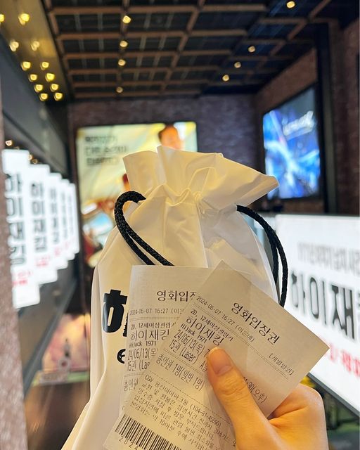 꼼양 on Instagram: "ꯁ.̮ꯁ 오늘 나 꿈꾼거 아니디? 실화 맞징?🤭
 #하이재킹 시사회에 다녀와써염😍
세.상.에.❤
좋아하는 #여진구 #하정우 배우가 출연하여
기대뿜뿜이였는데요
영화내용도  눈을 뗄 수가 없을 만큼
스펙터클하고, 완전 재미있더라구요!
러닝타임내내 집중하며 
배우들 미친연기력에 빠져버렸다는요!
N차달리고픈 영화니까
개봉하면 또 극장가서 볼꼬에여
내사랑 여진구 
폴인럽💕💕

 #6월21일극장대개봉 #성동일#영화스타그램🎬 
 #채수빈 #데이트 #시사회 #영화추천"