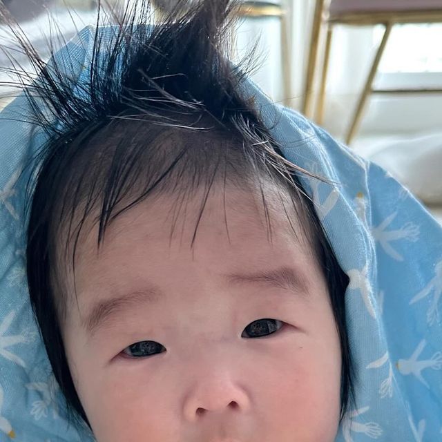 깜콩맘💕 on Instagram: "#광고
블랭킷만 덮어주면 발로 뻥뻥 차는 깜콩 👶🏻
배앓이 걱정에 안 덮어줄 수는 없겠더라고요.

요즘 뒤집기 지옥이라 밤에는 수면조끼를 입히고
낮에는 아이누오 거즈 블랭킷을 덮어주는데요.

100% 순면으로 2중직 거즈 원단이라
통기성도 좋고 체온 유지에 도움이 돼요.
가볍고 촉감도 부드러워서 손이 많이 가더라고요.

유아용품 웬만하면 국내 생산 제품을 사려고 하는데
국내 생산 국내제조 제품일 뿐만 아니라
무형광 제품으로 아이가 물고 빨아도 
문제가 없는 안전한 블랭킷이에요 :)

집에서는 이불 대용으로 사용하고 있고
외출할 때는 햇빛 가리개나 에어컨 있는 실내에선
유모차에 쏙 넣어주고 있어요.
여러 용도로 사용할 수 있어서 만족스럽더라고요.

여름 블랭킷 찾으시면 아이누오 거즈 블랭킷
추천합니다 🫶

Thank you @inuo_inuo 

#광고#아이누오#inuo#아이누오블랭킷#여름블랭킷#블랭킷#신생아블랭킷#아기블랭킷#낮잠이불#아기이불#아기휴대용이불#휴대용블랭킷#신생아이불#유모차담요#거즈블랭킷#애착이불#아기여름이불#신생아여름이불#순면블랭킷#유아블랭킷#어린이집이불#이린이집낮잠이불#아기담요#신생아담요"