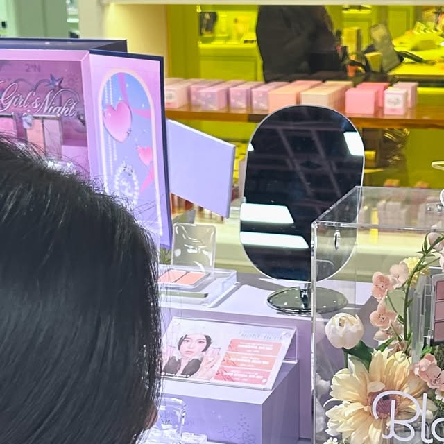 @kyelim__ on Instagram: "#광고 ✨ 더현대서울 비클린 팝업, 투에이엔 방문기! ✨
⠀
요즘 가장 핫한 더현대서울에서 투에이엔 걸스나잇 컬렉션을 만나보세요!
얼마 전에 런칭된 걸스나잇 컬렉션, 구매하자마자 대만족! 이번 시즌 크리스마스 분위기에 딱 어울리는 홀리데이 감성 가득한 컬렉션이라니, 놓칠 수 없죠🎄
⠀
🛍️ 최대 40% 할인된 가격으로 평소 갖고 싶던 제품들을 득템할 수 있는 기회!
📦 현장에서 제품 구매 시 담는 만큼 가져갈 수 있는 스쿱 이벤트까지!
⠀
💌 12/5 방문 고객만을 위한 특별 혜택
10만 원 이상 구매 시, 걸스나잇 컬렉션 오션글로우와 무드 체인저 “시딩키트” 선착순 증정! 🎁
⠀
그리고! 현장에서 SNS 업로드만 해도 당첨되는 뽑기 이벤트로 더 많은 혜택도 기다리고 있어요✨
⠀
투에이엔 베스트 제품들로 구성된 선물부터 롤렛 이벤트까지! 구매한 것보다 더 많은 혜택을 받을 수 있는 팝업에서 만나요💖
⠀
📅 12/5 ~ 12/12
📍 더현대서울 비클린 팝업
⠀
#광고#투에이엔#2an#투에이엔팝업#걸스나잇컬렉션#듀얼치크#베러미아이팔레트#퓨어글래시하이라이터#더현대#더현대서울#더현대팝업#더현대비클린팝업#비클린팝업#팝업추천#팝업스토어#연말데이트"