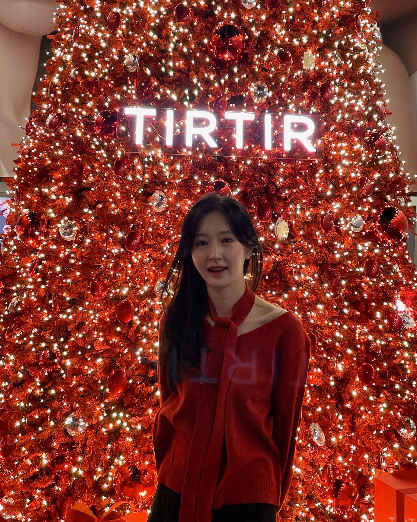 -

성수동에 핫한 레드크리스마스트리🎄

티르티르가 리브랜딩을..?
원래 스킨제품도 있었는데, 이제 메이크업 전문‼️

무엇보다 컬러 쉐이드가 45개인게 글로벌적으로 잘 겨냥한거 같구 외국인들에게도 엄청 좋을듯❤️ 
개인적으로 메컵 햐얗게 하는거 좋아하는데 15C 👍
워터리즘 글로우 틴트도 30가지..! (💄이 진짜 존예)

현장 미션하면 멜팅밤 하트키링도 주고 포토부스 인증샷까지 :)

24.12.12부터 25.1.12까지 진행되는 티르티르 팝업으로 🏃🏻‍♀️🏃🏻

#티르티르 #티르티르팝업스토어 #FINDYOURTIRTIR