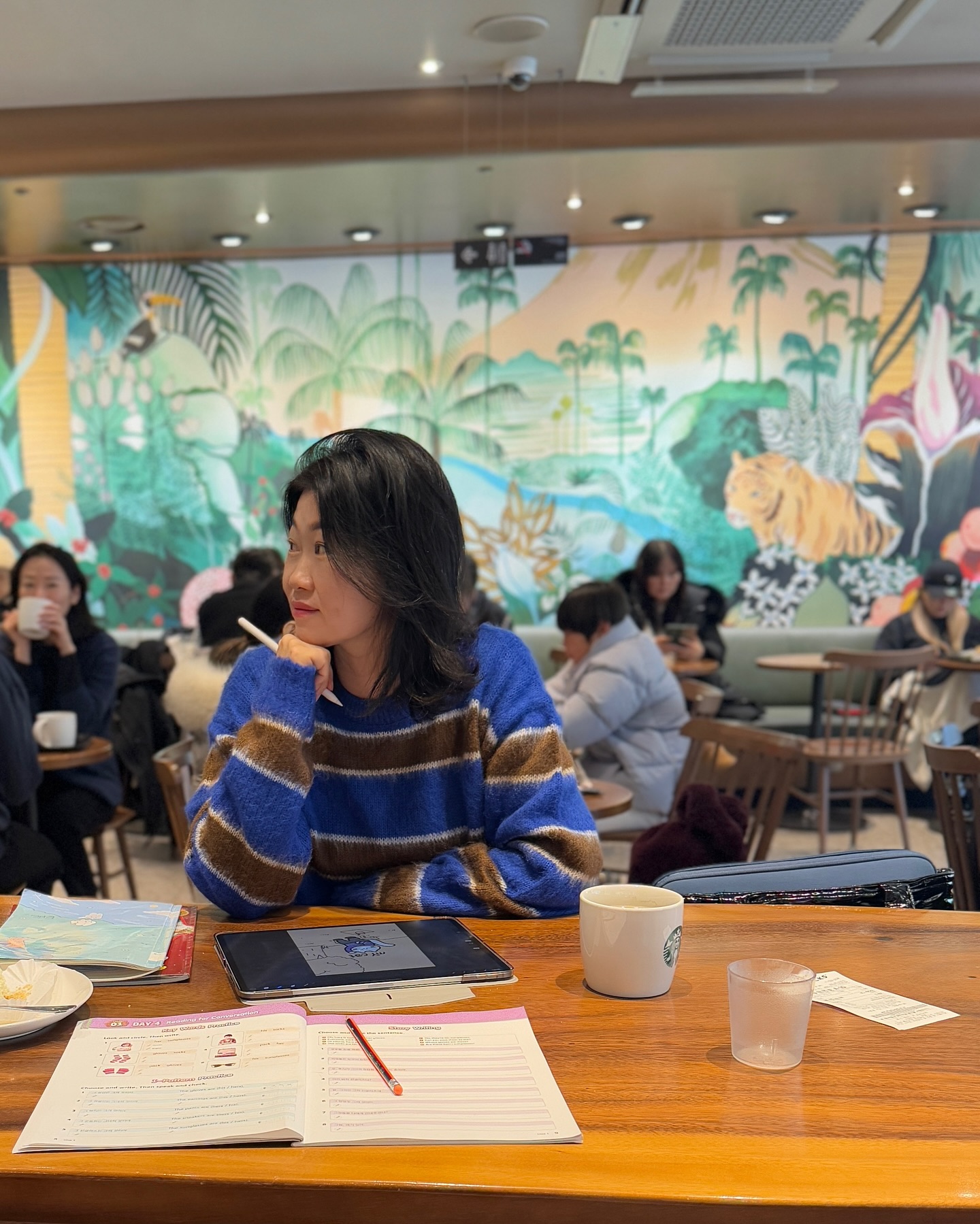 내가 좋아하는 블루&브라운 조합
요즘 브라운에 푹 빠져서 니트도 코트도 모자도 
브라운으로  퐁당 🤎
(참 얼마전 샀던 가방도 브라운 👜🤎)
(참 그그전에 샀던 자켓도 브라운 🤎🤎)
요즘 이 옷입고 #스타벅스 로~ #맥도날드 로~ #카페 로~
#아이패드드로잉 하러 다니고 있네요
나랑 같은 옷 입은 캐릭터도 쓱쓱 ㅎㅎ
-
-
오늘의 #ootd #fashion #blue #brown #니트 #니트코디 #르아르 #오늘의그림