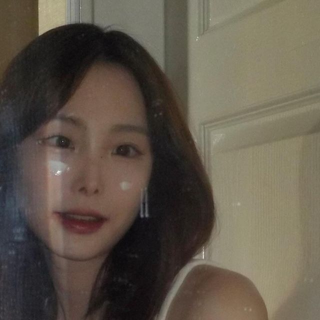 가은🐰 on Instagram: "#협찬 @centellian24 

감사한 사람들에게 선물해드리고 싶은 센텔리안24 더 마데카 크림 스페셜 기획 세트💕

센텔리안24는 동국제약의 50년 이상 쌓아온 피부 과학 기술력을 바탕으로 개발된 프리미엄 더마 코스메틱 브랜드입니다. 이번에 출시된 ’더 마데카 크림‘ 스페셜 기획 세트는 강력한 피부 고민 솔루션을 제공하는 토탈 안티에이징 기능성 크림으로 유명한 제품입니다.

이 제품을 사용해보니 정말 만족스러웠는데요( *ฅ́˘ฅ
̀*)
부드럽고 부드러운 크림이 피부에 빠르게 흡수되어 끈적임 없이 촉촉한 마무리감을 느낄 수 있었습니다!
 특히 병풀 성분이 피부 진정과 보습에 효과적이었던 것 같아요🥰

제품을 발라보니 피부가 한결 편안해지고 탄력이 올라온 것 같아 만족스러웠습니다. 피부 결도 매끄러워지고 윤기가 돌아 건조했던 피부가 촉촉하고 건강해진 느낌이었습니다. ( ੭ ̇ᗜ ̇ )੭

이 제품은 카카오 선물하기에서만 구매할 수 있는 스페셜 기획 세트입니다. 주변 분들께 선물하기에도 좋은 제품이라고 생각합니다. 

카카오 선물하기 링크
https://www.google.com/url?q=https://www.google.com/url?q%3Dhttps://gift.kakao.com/product/9669187?input_channel_id%253D2630%26amp;sa%3DD%26amp;source%3Deditors%26amp;ust%3D1715038907552568%26amp;usg%3DAOvVaw2RPjgxXZO8LIEl_afHSdB1&sa=D&source=docs&ust=1715038907564946&usg=AOvVaw2k3rupdp0-xdc8uVsZsP2n

.
.
.
#센텔리안24 #더마데카크림 #마데카크림 #국민크림 #모녀크림 #카카오선물하기 #카카오선물추천 #화장품추천 #선물추천 #동국제약 #카카오 #뷰티스타그램"