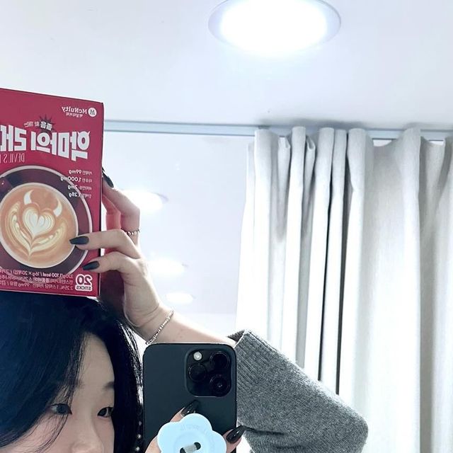 현 쥬 on Instagram: "#광고
이틀 밤새고 아침부터 풀타임 촬영도 
무조건 가능하게 하는  맥널티 “악마라떼” 추천드려요😈

저는 출퇴근 운전과 야근의 피곤함을 달달하고 천연 카페인이 들어간 “악마라떼”로 버티고 있답니당 !! 간편하게 마시기 좋고! 피로회복에까지 도움돼서 잘 마시고 있어요🫶🏻

고카페인 + 단백질 + 타우린 + 비타민B까지 들어있어서 에너지 회복 끝판왕입니다🥰 (스튜디오에 구비하고 같이 마시려구요 ㅎㅎ)

이런 분들에게 추천해요😈
-늘 피곤함을 달고 사는 직장인
-시험 공부로 밤새야하는학생
-운동하기 전에 라떼를 마시고 싶은 운동인!!
-HACCP 인증 설비 생산 안전 음료를 마시고 싶은 사람!

다들 맥널티와 함께 잠 확!! 깨자구용😘

#맥널티 #악마의라떼 #고카페인 #고카페인커피 #고카페인음료 #타우린 #천연카페인 #피곤할때 #집중력향상 #맥널티커피 #한국맥널티

🪧제품 구매 링크 : https://bit.ly/Devil-latte"