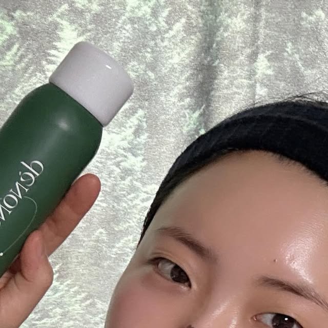 뷰티 / 토끼집사 / 유지니엘 🪽 on Instagram: "#광고 🍃 [ 드농 ] 프리미엄 스프레이 바디로션

3통째 사용하고 있는 스프레이 타입의 
바디로션으로 사용도 간편하기도 하나 
피부를 매끈하게 케어할 수 있는 성분이 
함유되어 있어 모공각화증으로 고민인 
분들에게도 추천하는 바디로션 입니다 💚

향기도 좋고 흡수성도 좋기에 
사용감이 깔끔해서 손이 잘 가고요 
AHA+BHA가 함유되어 있기에 
각질케어가 되어 피부결 관리가 
가능한 바디로션 스프레이 입니다 

판테놀+비타민+ 4가지 식물 복합 성분으로 
피부 진정 및 보습 + 모공케어가 가능하여 
단순 보습케어가 아니라는 점이 매력적인데 
일단 향기가 좋아요! 

상세페이지에는 그린노트로 
사과와 라임 그리고 머스크+코코넛향으로 
소개가 되어있는데요 🤔
직접 사용했을 때에는 푸른 잎사귀와 
만개한 꽃이 연상되는 향이었어요 
싱그럽고 향긋하며 발향은 깔끔한 정도라 
부담스럽지 않아 편하게 사용 가능 합니다 

360도 분사가 되는 제품이기 때문에 
등에도 뿌릴 수 있고요 
그래서 가드름/등드름 등 울툴불퉁한 
피부케어에 좋아 인기 많은 제품 👍

히히 이미 꾸준히 쓰고 있던 제품이라 
다시 한 번 소개하게 되었어용 
사용이 편하고 양이 넉넉해서 
남성분들이 막 쓰셔도(?) 
아깝지 않은 대용량 바디로션 스프레이 제품입니다 👍

#드농#바디로션#바디로션스프레이#모공각화증"