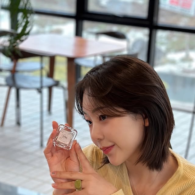 하루는요 on Instagram: "#광고 @2an_official 💐🌸🌼🎀 For light & Bright ⋰˚☆ 🎀🌼🌸💗 올리브영에서 만날 수 있는 정원의 흩날리는 꽃잎의 화사한 감성이 담긴 투에이엔의 Blooming Garden컬랙션