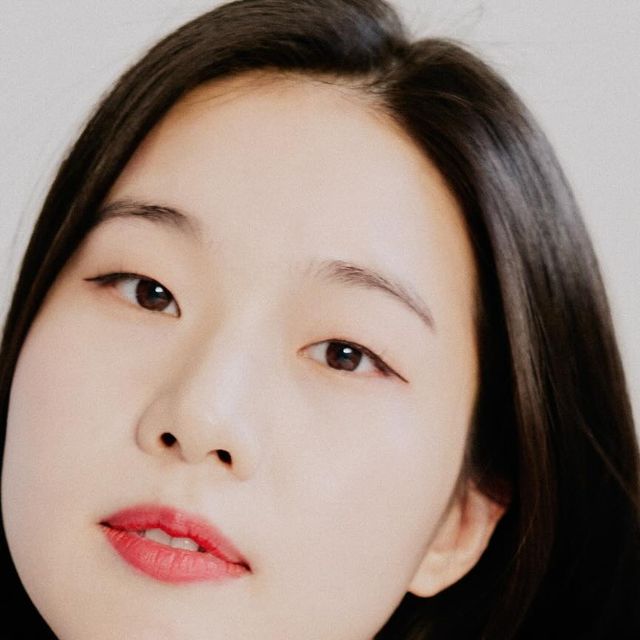 MOON on Instagram: "“촬영은 나를 객관적으로 들여다보는 일과 비슷하다.”

본격적인 촬영에 앞서 작가님께서 해주신 말씀이에요. 일반적인 촬영과는 다르게 본인의 색과 매력을 발견해 주는 과정이라고 하셨던 만큼 색다른 경험을 만들어 주셨어요.

호흡과 명상을 통해 긴장감을 완화하는 시간을 가지고, 소품과의 교류 그리고 작가님과의 대화를 통해 내가 생각하는 나를 발견할 수 있었어요!

이런 시간을 거쳐 탄생한 프로필이기에 더욱 뜻 깊고 소중하네요! 멋진 사진 남겨주신 @violet_standard_ 작가님 감사합니다☺"