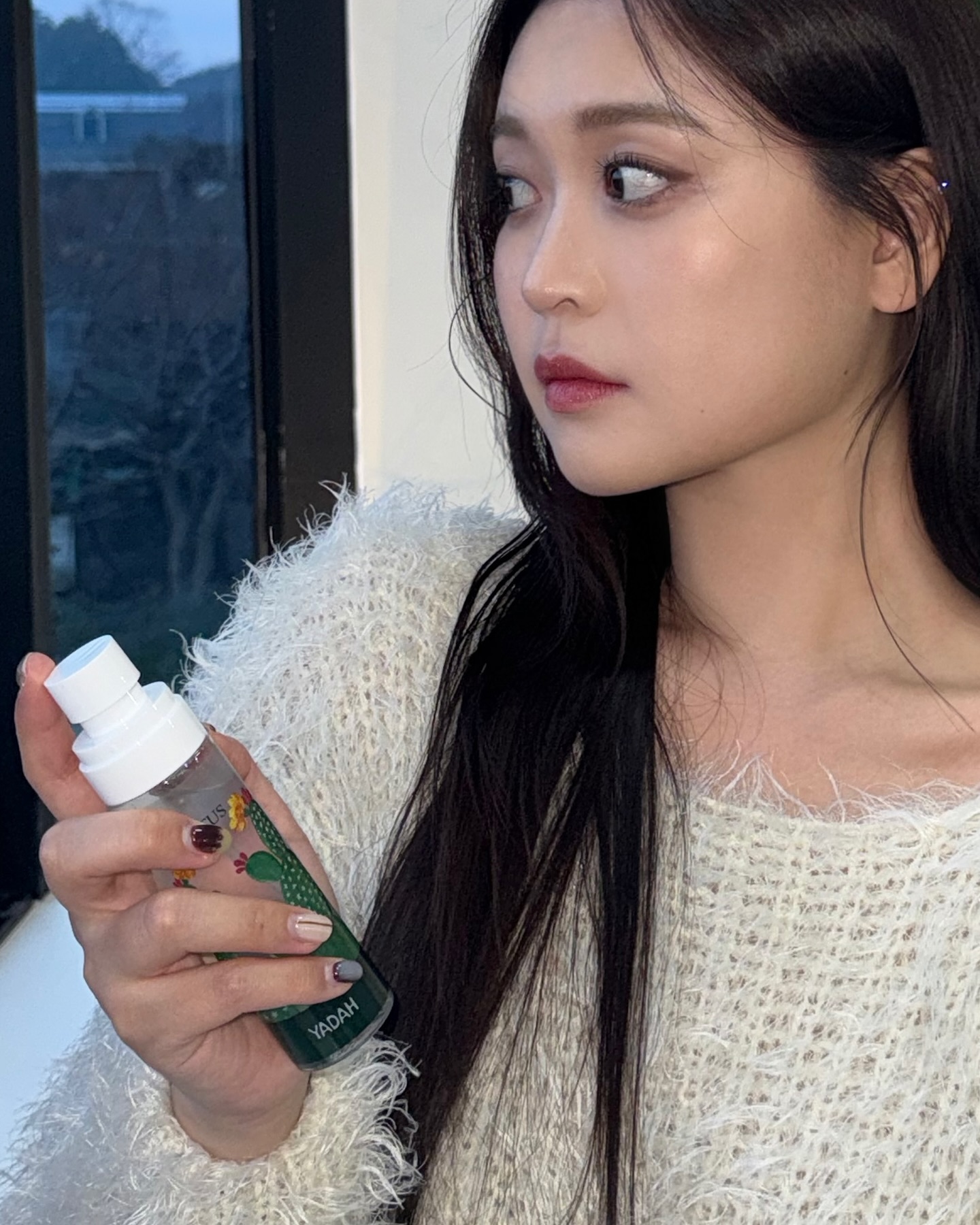 #gift 
정제수 대신 손바닥 선인장으로 가득 채운 선인장 토너🌵

비타민 C,A, 미네랄 성분이 알로에의 5배나 많은 손바닥 선인장을 87%나 함유하고 있어 피부 진정, 수분 보습에 효과적인 토너랍니다!
순면 3겹 화장솜과 미스트 공병 set라 토너 하나로 팩, 닦토, 미스트 3가지로 사용 할 수 있어 아주 좋아요.

✔️EWG 그린등급
✔️pH 5.5 약산성 토너
.
.
.
#야다 #야다토너 #선인장토너 #홍조잡는토너 #수분진정토너 #스킨케어 #수분토너 #흡토 #닦토 #팩토