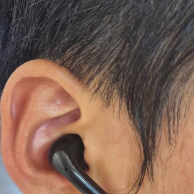 냠냠보의 먹스타그램 on Instagram: "#광고 가성비 무선이어폰 완전 만족스러워요!
디자인도 고급진데~
착용감까지 고루 갖추어서 
이젠 일상에 꼭 필요한 필수품이에요!

✨️SMIRIA블루투스 이어폰은 
한손에 톡 잡히는 케이스로 
컴팩트한 사이즈라 가방에 쏘옥~
이어폰 본체는 LED표시등으로 
충천상태도 확인가능해요

✨️음악재생이나 통화, 볼륨은 간단하게 
손으로 탁.탁. 눌러주면 가능하니
운동할때 너무 좋더라구요~

✨️100%충전기 6시간정도 사용가능하고~
소리가 깔끔하게 들려서 안정감있어요!
너무 만족해요 ㅎㅎ

📍SIMIRA블루투스 이어폰
@smiria_official 

#SMIRIA이어폰#이어폰#무선이어폰#블루투스이어폰#이어폰추천"
