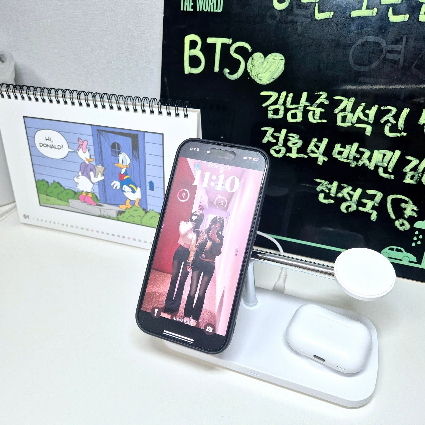 #협찬 

아이폰, 에어팟 매일 끼고 사는 딸아이의 책상이
충전을 위한 usb케이블로 엉켜있다보니 정신없네요
애플워치가 없는게 다행인건지~~~
외출할때도 충전기를 가져갈때가 많아
집에서도 충전기를 찾기 바쁜데요
이젠 고민끝~~!
만렙 Qi2 맥세이프충전기 하나로 충전해요!!!

맥세이프 기능이 있는 아이폰이 착~
무선충전이 가능하니까 usb케이블 끼우지않아도 충전할수 있고
한번에 폰, 이어폰, 워치를 일반충전기보다 2배 빠르게 
고속충전 할수 있어 정말 편리해요

아이폰뿐 아니라 
갤럭시폰도 맥세이프링을 활용하면 무선충전을 할수 있어요
애플워치, 갤럭시워치 모두 호환가능~

만렙 무선충전기 하나만 있으면 되니
책상정리도 쉽고 깔끔해졌어요

집중 잘 되는 데스크리어엔
만렙 무선충전기가 딱이네요

🎁새학기 선물로 준비해보세요~~

#만렙 #애플워치충전기 #갤럭시워치충전기 #Qi2충전기 #아이폰16 #선물추천 #데스크테리어