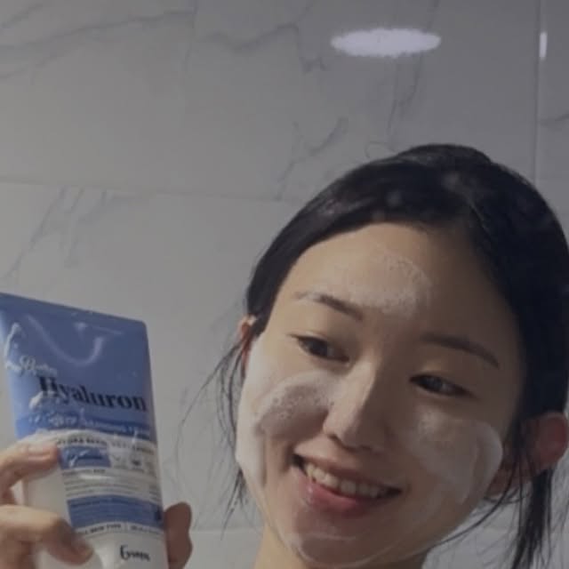 먹브이꒰ “̮ ꒱ | 서울 고양 맛집 카페 체험 제품 리뷰 ˚♡*˳ on Instagram: "(#광고) 촉촉한 세안을 원한다면 💧히아루론 클렌징💧마사지로 시작하세요✨

피부가 자꾸 당기고 불편할때 !
히아루론산 클렌징으로 피부를 진정시키고, 촉촉함을 채워요🌿

히알루론산과 락토바실러스 발효 추출물로 피부 속까지 촉촉한 수분 케어💦 
클렌징하는데 이 제품은 그냥 세안이 아니라 피부를 위한 마사지 같아요🌸
풍성하고 쫀쫀한 거품이 피부를 부드럽게 감싸면서 노폐물과 미세먼지까지 제거해줘요💙
피부가 당기지 않고, 세안 후에도 촉촉함이 오래 지속되는데 그게 정말 신기하고 만족스러워요! 💦

✨ 사용법은 간단하고 기분까지 좋아지는 마사지! ✨

크림처럼 부드러운 제형을 물에 묻혀 손바닥에서 거품을 풍성하게 내주세요☁️ 마사지하듯 얼굴에 문질러주면, 미세먼지와 피부 속 노폐물이 부드럽게 제거되며 클렌징 완료✨

세안 후 당김 없이 피부가 부드럽고 촉촉해져서 기분까지 좋아져요☺️
하루를 시작할 때나 마무리할 때, 피부가 편안하고 촉촉하다는 걸 느낄 수 있어요🫧
순하면서도 세정력이 뛰어난 클렌징으로 피부를 위한 힐링 타임을 가져봐요🤍

#저자극클렌징 #히알루론산클렌저 #수분가득세안제 #클렌징폼 #데일리클렌저 #클렌징 #skincare #korean #skin #clensingfoam #cleanser #evvora #dailyskinroutine #bioticshyaluron"