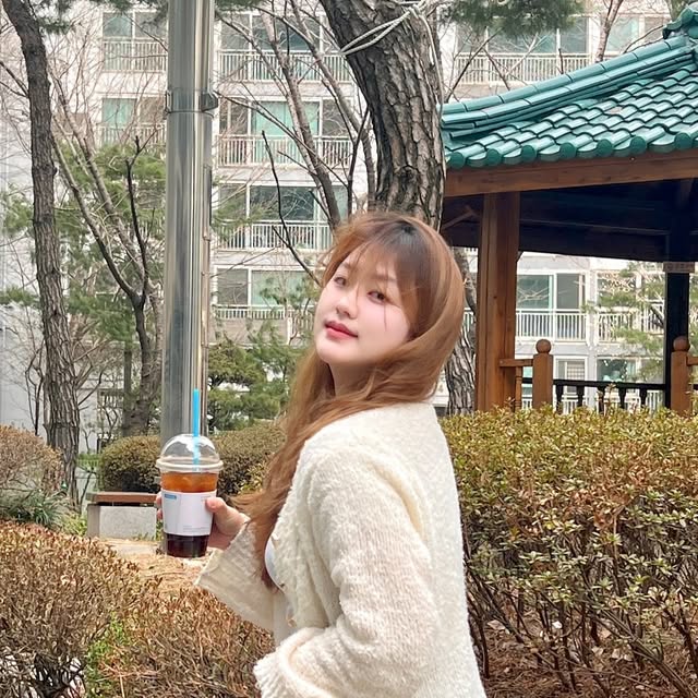 수선화 on Instagram: "드디어 봄이자나아🌸🌼 날도 따뜻해졌으니까 편한 청바지에 가벼운 가디건 걸치고••٩(๑❛ᴗ❛๑)۶ #스탠다드에러 #STANDARDERROR #남여공용팬츠 #데님 #데님팬츠 #팬츠