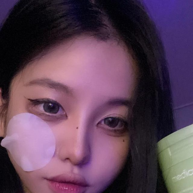 은 on Instagram: "#협찬 메디큐브 신상 엑소좀시카패드.. 요거 진짜 요물입니다.. 엑소좀시카패드🍀 모공보다 훨씬 작은 사이즈로기존 시카보다 5.3배 더 강력한 요철 진정 효과가 있다고 하더
