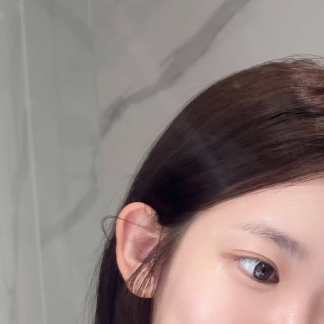 Dear seri ❤︎ 🪶 on Instagram: "#협찬 에이시카365 흔적진정세럼 pH4.5 KIT를
사용해봤오요 ✨

리트머스 테스트로 피부 pH를 확인해보고
사용할수있어서 좋았어요 
건강한 피부의 pH는 pH4.5라는거 알고계세요?

피부 pH 보호막이 무너지면 장벽이
손상되서 외부 자극요인의 침투로 피부에 붉은기가
생긴다고 해요

에이시카365 흔적진정세럼 pH4.5은
제형만 약산성이 아닌, 피부표면 pH를 약산성으로 
12시간 유지시켜준다고해요
1회 사용 시 121% 붉은기가 개선되는 효과가,,✨

열감있는 피부에 쿨링이 되어 진정이되고
바르고 다음날 피부가 진정된 느낌이 좋았어요

4월 올리브영 프로모션도 진행되고있다고하니
달려가보기!
https://m.oliveyoung.co.kr/m/goods/getGoodsDetail.do?goodsNo=A000000222839

.
.
.
#pH4.5약산성시카세럼 #에이시카약산성세럼 #에스트라약산성세럼 #약산성시카세럼 #약산성붉은기진정세럼 #에이시카붉은기세럼 #올영진정세럼추천 #올리브영진정세럼 #에이시카흔적진정세럼 #에이시카세럼 #흔적진정세럼 #에이시카 #흔적세럼 #진정세럼 #에스트라 #민감피부 #진정 #흔적 #붉은기 #잡티"