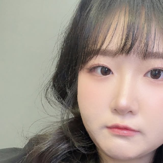 은경 on Instagram: "#광고 @2an_official 
💗 더현대 투에이엔 팝업 💗

팝업스토어라면 역시 더현대서울이죠 ..🔥
2/6 ~ 2/13 진행되는 더현대서울 
투에이엔 팝업스토어에 방문하였어요ﾟ.*･｡ﾟ☆

투에이엔을 누구보다 사랑하는 제가 
발빠르게 바로 방문하였답니다 

이번 팝업의 묘미는 3월에 출시될 
신상품 스포인데요! 
마음에 드는 컬러 발색도 해보았답니다 

🎀 글레이즈 바운싱 틴트
탱글한 광이 포인트! 컬러도 너무 예쁘게 
뽑혀서 마음에 쏙 들었어요 ㅎㅎ

🎀 포켓 코튼 블러링 스틱
부드럽게 발색이 되며 볼, 아이,립에 
모두 사용 수 있는 3 in 1 제품이라 
활용도가 높아보였어요! 

팝업에서 참여할 수 있는 이벤트도 
진행중인데, 중복참여가 가능하고 
글레이즈 바운싱 틴트 미니립(피치슈)도
미리 사용해볼 수 있는 기회니 
꼭 참여해보세요!*ﾟ¨ﾟﾟ･*:..☆"