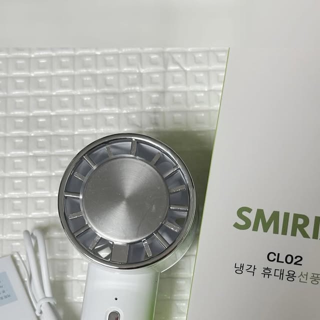 미진 on Instagram‎: "#협찬 #제품협찬

여름하면 생각나는 손풍기로 유명한 “SMIRIA (@smiria_official ) “ 에서 ”휴대용 손풍기“를 보내주셨어요🥰

여름은 정말 더운것도 더운것이지만 습한 날씨 때문에 원래 기온보다 높고 불쾌하게 느껴지는 것이 사실인데요😭

그렇다보니 어디 외출할때에도 에어컨이 있는 실내로 가고 싶고 야외 활동이나 외출을 꺼리게 되는것 같아요,,

요즘 휴대용 선풍기를 많이들 들고 다니시지만 전자파 걱정도 되시고 편의성이나 기능성도 생각을 안할 수가 없는데요

실제로 Smiria 손풍기는 컴팩스한 사이즈인데도 바람이 세서 굉장히 시원하고 좋더라구요💞

또한 제품 디자인과 색상도 예쁘고 전자파 걱정도 없을 뿐만 아니라 거치대가 따로 없어도 세울 수 있게 되어있어서 편리하게 사용할 수 있어요
고리가 있어서 걸고 다닐 수도 있고 저는 유모차 컵 홀더에 쏘옥 넣고 다니니 정말 좋더라구요 (*Ü*)ﻌﻌﻌ♥ 

3단 바람조절이 되어서 알맞게 선택하실 수도 있고 충전식이라 경제적이에요!

그리고 정말정말 좋은 기능은 온/오프 할때 전원 버튼을 짧게 누르면 일반 손풍기, 길게 누르면 냉각기능이 가능한 손풍기로 변신(?) 한답니다😁

유모차 끌고 외출을 자주 한다보니 더운 날씨에 괴로웠는데 올 여름 시원하게 날 수 있을것 같아서 좋아요

올 여름 휴대용 선풍기는 시원하고 간편하게 사용 가능한 Smiria 제품 추천드려요👍🏻
.
.
.
.
.
.
.
.
.
.
.
.
.
.
.
.
#손풍기 #선풍기 #휴대용선풍기 #무선선풍기 #거치형선풍기 #여름필수템 #광고 #SMIRIA선풍기 #SMIRIA #손선풍기 #협찬스타그램 #후기스타그램 #찐후기그램 #충전식선풍기 #휴대용 #선풍기추천"‎