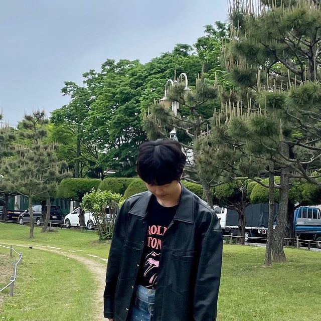 김건희 on Instagram: "#광고 
올여름 실버백은 요 녀석! 
친환경 소재인 타이벡으로 만든데다 귀여운 디자인까지! 
오염에도 끄떡없어서 한번 쓱 닦아주면 끝입니당.. 
여기저기 막 들고다니기 짱템🩷

친환경 소재 타이벡 최고🥰🥰

#가방맛집 #에코백 #친환경소재 #타이벡 #데일리코디 #가방추천 #소잉조각 #소잉피스"