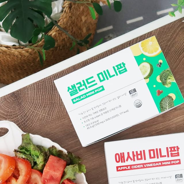 인테리어,뷰티,패션,여행,골프,육아 🌟큐빅짱🌟 on Instagram: "#광고
식사전 야채부터 섭취하면 혈당스파이크를 막는다는거 다들 알고 계시죠?
저도 나이가 나이인지라 혈당조절에도 관심이 생겨 간편하게 섭취할 수 있는 제품을 찾다가 보니
다이어트까지 같이 할 수 있는 #샐러드미니팝 #애사비미니팝 으로 초이스~!
먹기도 편하고 맛도 좋고!
진짜 안먹을 이유가 없겠더라구요~
먼저 식사 전에는 #샐러드미니팝 부터 먹고 식사 후 #애사비미니팝 을 먹는데 혈당 스파이크도 줄여주고 다이어트에도 도움이 되고!! 일석이조에요!!
특히 초소형 정제 알약 형태라 먹기도 좋고,
새콤달콤 맛도 좋아 씹어 먹기도 좋은데
확실히 과식도 덜 하게 되고 속이 부담스럽지 않아 넘 좋더라고요~
✳️자세한 정보는 공식몰 '고객관점.com'에서 확인할 수 있어요:)
#샐러드미니팝#애사비미니팝#고객관점#포만루틴#식전간식#다이어트간식#애플사이다비니거#식전야채식사법#식전습관#새콤달콤"