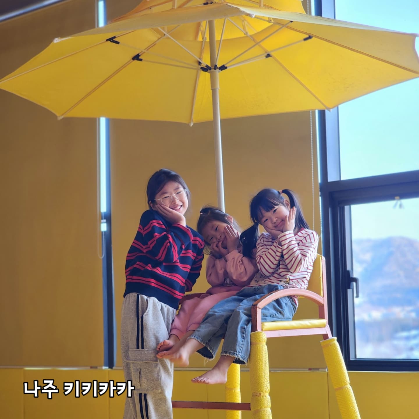 #첫줄_나주나들이

딸내미들 데리고 나주로 나들이.
키키카카에서 두시간 땀 뻘뻘 흘리며 놀고
남평이태리가서 파스타와 마르게리따 피자 먹고 집으로 복귀.
설 연휴 알차게 돌아디니네~!!
내일은 집에서 집안일이나하고있어야겠다!!
밀린 빨래가 산더미~~~
