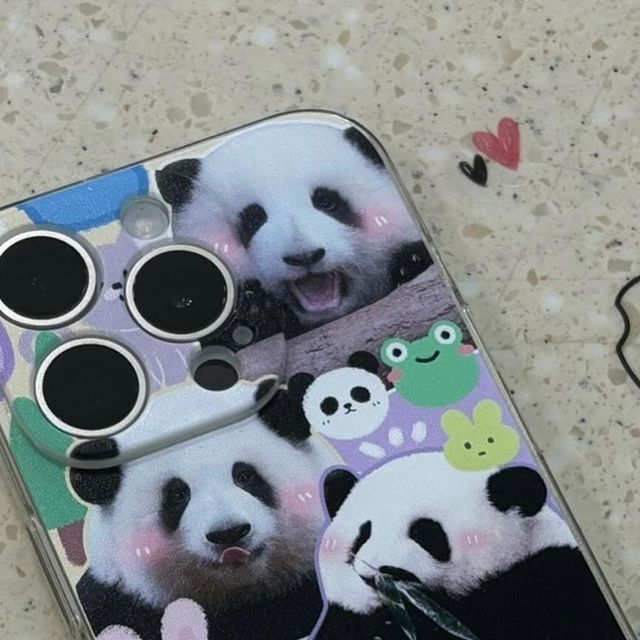 전혜진 on Instagram: "#광고
.
볼수록 빠져드는 귀염 뽀짝 판다 케이스 🐼
-
평소 아이폰 케이스에 관심이 많은 편이라 
이것저것 다양한 케이스를 사용해 봤지만
이 케이스처럼 부드럽고 유연한 재질은 
오랜만에 경험해 보는 듯 -! 
끼고 빼기 넘나 편해서 데일리로 사용하기 좋고 
손 다칠 걱정 🙅‍♀️ 폰 다칠 걱정 🙅‍♂️
심지어 손에 잘 감기는 그립감,,🤳 
허 참 ㅋ 무슨 케이스가 이렇게까지 귀여움 ? ;;
아이폰 신상 케이스를 찾는다면-?
⮑ 판다 케이스 🐼
-
-
-
-
#판다케이스#귀여운케이스#귀염뽀짝케이스#힙한케이스#아이폰케이스#아이폰15프로케이스"