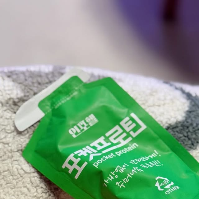 bandaltokki X jjunively on Instagram: "#광고 @inpohel_official #인포헬
가방없이 간편하게 주머니속 프로틴 💚

기존의 가루형 프로틴은 파우더와 쉐이크통을 챙겨 다녀야 하기 때문에 번거롭고, 파우더가 아닌 음료 형태는 어느 정도 크기가 있어 가방이 꼭 필요하고 무거운 느낌이 든다. 반면에 인포헬은 주머니나 여성용 작은 클러치백에도 들어갈 만큼 컴팩트한 사이즈로 물 없이 뜯어서 바로 마실 수 있어서 매우 간편하다. 또한 WPI 단백질만을 사용하여 유당불내증이 있어도 걱정없이 섭취 가능하고, 클리어프로틴 사용으로 기존의 탁한 프로틴이 아닌 음료처럼 투명한 형태로 새콤달콤한 청포도맛이라 맛있고 깔끔하다. 게다가 포도당이 함유되어 있어 운동 전 후에 즉각적인 에너지로 사용되는 탄수화물 보충이 가능하며 BCAA 비타민이 함유되어 근육합성 및 회복에도 도움을 준다. 🍇
.
.
#포켓프로틴 #간편프로틴 #인포헬포켓프로틴 #프로틴추천 #프로틴"