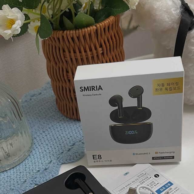 여원 하우스🍀행복한 일상 on Instagram: "#광고 @smiria_official
블랙의 품격, 귀에 꽂는 순간 고급스러움 완성!
SMIRIA 노이즈 캔슬링 무선 이어폰~

블랙 색상이라 그런지 깔끔하고 세련된 느낌
케이스에서 꺼내자마자 바로 연결되는 자동 페어링 기능은 진짜 편했고
Bluetooth 5.3이라 그런지 연결 속도도 빠르고 끊김이 없었어

내장된 ANC 기능 덕분에 지하철이나 카페처럼 시끄러운 공간에서도 외부 소음이 꽤 잘 차단돼서 음악에 몰입하기 좋더라구
운동할 때는 땀이나 비 맞아도 걱정 없는 IPX7 방수 등급이라 러닝이나 헬스장에서 쓰기에도 안심이었고

음질도 기대 이상
저음은 묵직하게 깔리고 
고음은 맑고 깔끔해서 
가요, 힙합, 팝 다 잘 어울렸어

배터리는 케이스 기준 300mAh라 충전 걱정 없이 꽤 오래 쓸 수 있고
케이스에서 배터리 잔량 확인되는 게 은근 편하더라

✔️ 블랙 컬러 + 미니멀 디자인으로 고급스러움
✔️ ANC 소음 차단으로 몰입감 업
✔️ 빠른 페어링, 안정적인 연결
✔️ 운동, 아웃도어까지 커버하는 IPX7 방수
✔️ 배터리 잔량 확인 기능까지, 편의성 굿

땀·비에도 끄떡없는 IPX7 방수 무선 이어폰
끊김 없는 Bluetooth 5.3, 리스닝 스트레스 제로
SMIRIA 노이즈 캔슬링 무선 이어폰을 경험해봐~

#SMIRIA이어폰
#이어폰
#무선이어폰
#블루투스이어폰
#이어폰추천"