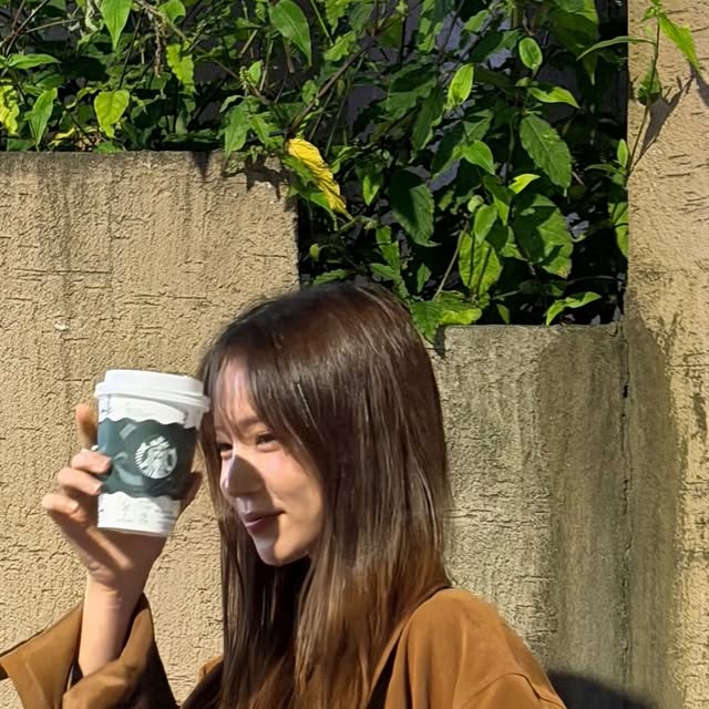 효경 on Instagram: "#협찬 🍂 가을 끝나가고 겨울이 오기 전 바지 다들 어디꺼냐 물어봐 ~ 

허리부터 밑단까지 와이드하게 떨어지는 핏의 데님 팬츠로 두꺼운 벨트까지 할 수 있는 고리와 앞면 핀턱 포인트 디테일이 살아있는 #와이드팬츠 찾았ㄸ..ㅏ🤎 

캐주얼하면서도 트렌디한 느낌의 와이드팬츠라 데일리로 입기에 딱아쟈뇨~~ 

🧸 하의 정보 
ow-044 Rober Wide Pintuck Denim Pants
--------------

#오사와 #OSAWA #하의 #팬츠 #데님팬츠 #기본바지 #와이드팬츠 #여성스트릿 #캐주얼 #페미닌 #트렌디룩 #데일리룩 #코디추천 #모던시크 #스트릿패션"