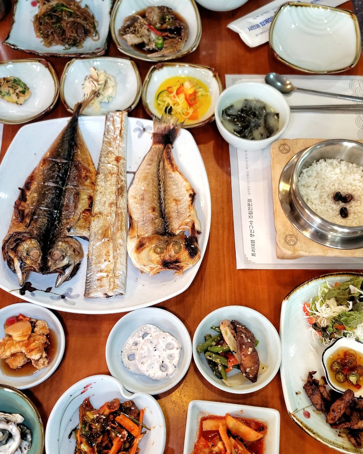 #협찬

제주향 전주본점🐟

📍 전북 전주시 덕진구 팔복6길 3 
🕰 11:00 - 21:00 
  14:00 - 17:00 브레이크타임 
  1,3번째 일요일 휴무
☎  0507-1354-9497

🍴 모둠생선구이(2인) 54,000원

🐟 제주도 출신 오너 셰프가 만든 전주로컬맛집 제주향에 다녀왔어요.

🐟 골목 안쪽에 전용주차장이 있어 차로 이용하기 편했어요.

🐟 제주향은 제주에서 공수한 품질 좋은 생선구이를 먹을 수 있는 곳이에요. 갈치, 고등어, 옥돔, 은갈치 등의 생선구이와 조림, 성게미역국 등의 제주향토 음식이 맛있는 현지인맛집이에요.

🐟 모든 식재료를 제주도와 장수군 번암면에서 농사지은 것으로 사용해 신선하고 건강한 식재료로 안심하고 먹을 수 있어요. 

🐟 모둠생선구이는 고등어, 옥돔, 은갈치에 솥밥이 같이 나오는 구성으로 남녀노소 누구나 다 먹기 좋아요. 

🐟 식전 메뉴로 호박죽이 나오고 샐러드, 연근무침, 김치 등의 밑반찬과 잡채, 간장게장, 굴, 분짜까지 나와 한정식을 먹는 기분이었어요.

🐟 생선구이는 살이 도톰한데다 품질이 좋아서 아이부터 어른까지 먹기 좋았어요.

🐟 특히 갈치는 생갈치로 밥에 올려먹으면 너무 맛있어서 밥이 순삭돼요. 고소한 누룽지와 조합이 굿굿. 넘 맛있어서 바닥까지 싹싹 긁어먹었답니다.

🐟 전주에서 제주도의 맛난 향토음식을 드시고 싶으신 분들께 제주향 추천드려요. 

#전주맛집 #전주로컬맛집 #덕진구맛집 #전주생선구이 #전주생선조림 #제주향 #팔복동맛집