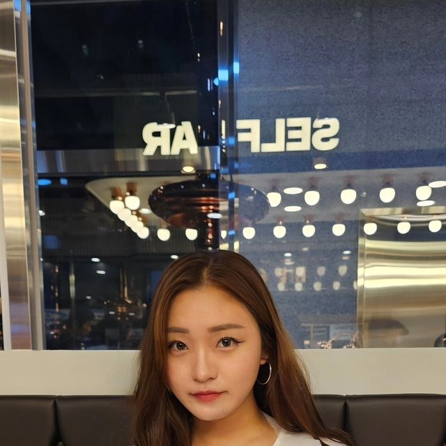 𝐍𝐚𝐢𝐥𝐚𝐡 | 네일라 on Instagram: "#협찬 이거 다 내꺼🤤❤️

국내 최초! 19,900원에 무한리필 대장 갈비를 즐길 수 있는 곳이 있다?! 🥳 소중한 사람과 함께하는 특별한 시간!
맛있는 고기를 만드는 집! 육미제당(肉味製堂)에 다녀왔어요💃

🤔 혹시 대장 갈비 좋아하시는 분 계신가요? 그렇다면 육미제당으로 바로 달려가셔야합니다...
(* 대장갈비 : 스페어 립 중에서도 가장 크고 살이 많은 부위)

▫️텍사스 대장갈비 : 텍시스 전통 바비큐의 풍미와 식감 극대화
▫️대장 양념갈비 : 한국의 전통적인 매운맛과 중독성 있는 마라 맛 첨가

✅️ 육미제당의 대표 메뉴인 대장갈비는 이미 조리가 완성된 상태로 나오기 때문에, 3분 정도 숯향이 나게 살짝 데워서 바로 먹을 수 있어요!! 한쪽에도 다른 고기 굽는 동안에도 대장갈비를 먹을 수 있다는 건 정말 너무너무 좋더라고요. 게다가 대장갈비의 종류도 2가지라서, 본인 취향에 맞게 골라서 먹을 수 있었요. (제 개인 취향은 텍사스 대장갈비ㅎㅎ)

💟 대표메뉴인 대장갈비 외에도 프렌치렉, 삼겹살, 양념구이, 숯불 닭갈비도 있는데, 모두 신선하고 고기 질감이 좋았어요. 고기 취향 안 맞는 사람끼리 가도 전~혀 문제없었다는 점도 생각보다 취향저격ㅋㅋㅋ

그리고 이건 정말...이건 정말 꼭 쓰고 싶었음🪄
여기 가면 무조건 물냉면이나 비빔냉면 둘 중에 하나는 꼭 시켜서 고기랑 드세요...✨️ 맛 퀄리티가 전문점 급으로 나오는데, 물냉/비냉 모두 6천원 밖에 안 함...두부 그득그득한 된찌도 4,000원 ㅠㅠ 혜자스럽다 증말🥰

그 외에도 셀프바가 정말 깨끗하게 잘 되어있는데, 쌈과 채소는 당연히 기본이고, 아이들이 좋아하는 야채볶음밥과 짜장, 피자와 치킨, 떡볶이랑 모듬 튀김까지 구비되어 있어서 다양한 연령층의 고객들을 배려한 것도 확인할 수 있었어요. 보통은 셀프바 음식에 손이 잘 가지 않기 마련인데, 여긴 맛부터가 달랐음😋

매장 내부도 넓고 깨끗한데, 직원분들도 엄청 친절하심! 특히 애기 손님들 오면 애기들 전용 그릇도 따로 챙겨주셔서, 애기들과 함께 가도 좋은 식당이었어요. 캐치테이블로 현장 웨이팅이 가능하기 때문에 동선 꼬일 일도 없고, 너무 만족!💯

업계 최단기간인 7개월만에 90호점 달성한 이유? 그냥 가보면 바로 알 수 있음🤗

🌐 https://6me.co.kr/
📍 경기 수원시 권선구 호매실로104번길 24-62 우림스퀘어 202~205호
✅️ 단체 이용 가능 / 주차 가능 / 유아의자 구비 / 무선 인터넷

#육미제당 #무한리필 #대장갈비 #호매실맛집추천 #호매실맛집 #호매실고기집 #프랜차이즈 #고기집 #고깃집 #고깃집창업 #오늘뭐먹지 #고기집창업 #삼겹살 #닭갈비 #돼지갈비 #프렌치랙"