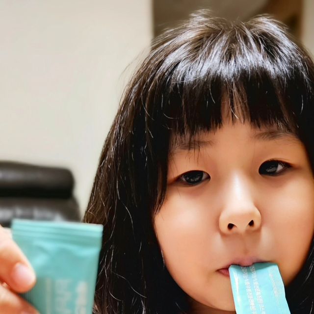 주주파파😘 on Instagram: "#광고 @withuslac_official

아이들 영양섭취를 위해 골고루 먹이고 깊은 부모마음~식사만으로는 매일 챙겨주기 어렵고~
골고루 차려주지만  아이들은 밥보다 간식을 먼저 챙기더라구요😅

그래서 이왕 먹는 간식이면 영양가득 간식으로 바꿔주고 싶은 마음에 주고 있는 배배쓰담 냠냠쏙쏙이에요~💚

케이스부터 너무 귀여워서 아이들이 먼저 궁금해하고 젤리라서 거부감없이 바로 뚝딱 해버리더라구요🤩

한포에 10가지 기능성원료를 채워서 식사만으로는 부족할수 있는 영양소룰 맛있고 간편하게 챙겨줄수 있어요👍

에너지 생성과 활력에 필요한 비타민B 4종✨️
정상적인 신체기능 유지에 필요한 미네랄6종✨️

달콤한 열대과일맛으로 아이가 먼저 냉장고에서 꺼내먹는 젤리~
너무 맛있다고 더 먹겠다는걸 말릴정도라니깐요~ ㅎㅎ

8가지 첨가물을 넣지 않고 점성분 알러젠 FREE로 안심하고 아이들 먹일수 있는 믿음직한 배배쓰담 냠냠쏙쏙이랍니다💚

배배쓰담 냠냠쏙속 으로 우리 아이들 골고루 영양소 섭취해주자구요👍

⭐️배배쓰담 냠냠쏙속 제품은 냉장고에 넣어 시원하게 섭취하면 더욱더 맛있게 즐길수 있어요~😋
.
.
.
.
#아기아연#어린이비타민#아기비타민#유아멀티비타민#유아종합비타민#어린이비타민#어린이비타민젤리#키즈비타민#비타젤리"