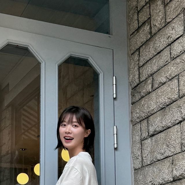 예진 on Instagram: "프린스쏭이랑 노는건 힐링이야🍀 밝은 색의 라운드 형택의 넥, 지그재그 형태의 라인 포인트가 있는베이직한 디자인이어서 어디에나 어울림이 좋은 니트티입고🤍