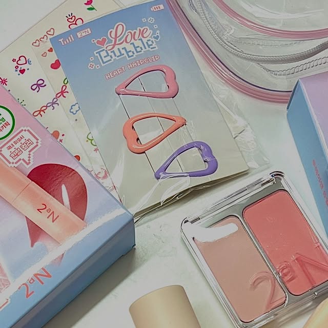 끈끈 on Instagram: "🎀 
#광고 #투에이엔 #2aN #러브버블컬렉션 

#롱웨어링파운데이션미니 
가볍고 자연스러운 톤 보정이 가능해요
이름처럼 장시간 메이크업이 잘 유지되더라고요
미니 사이즈라 휴대하기 좋고 너무 귀엽잖아🤍🤍

#듀얼치크 
은은하면서도 맑게 올라오는 발색이 예뻐요
입자가 곱고 두가지 컬러가 같이 있어서 골라 써요🍑
머리핀이랑 스티커도 귀여운 것..!

#컬러플레이듀얼라이너 
부드러운 발림성으로 자연스러운 블렌딩 가능🖊
발색도 또렷해서 데일리로 이만한 게 없다!

#베러미아이팔레트 
색감 구성도 좋고 매트와 펄이 섞여있어 
은은한 데일리 음영부터 포인트까지 쌉가능~
출근룩, 데이트룩 모두 활용할 수 있는 만능🎨

#글레이즈바운싱틴트 
플럼핑 효과가 있는 촉촉탱글 글로시 틴트!
단독으로 바르면 여리여리한 느낌이지만
증정품 #잼잼 위에 피치버블 올려주니 넘 예뻐💗

☆ ˖࣪｡･:*:･ﾟ★,｡･:*:･ﾟ☆ @2an_official 

#올영픽 #올리브영추천템 #올영필수템 #올리브영"