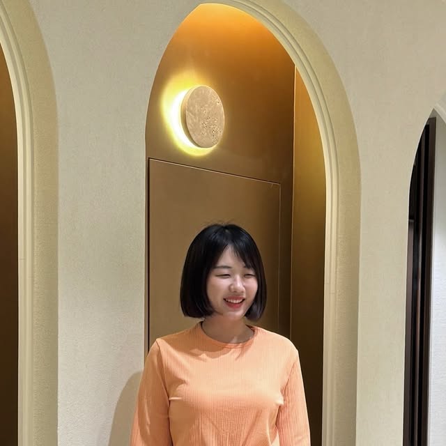 민나 on Instagram: "#광고 #협찬 @standarderror_official 🩶🐹 스탠다드에러의 미스티 빈티지 캣워싱 와이드 데님팬츠 빈티지그레이 색상으로 착용해봤습니다😎✨ 그레이 색상에 주황색 상의를 매