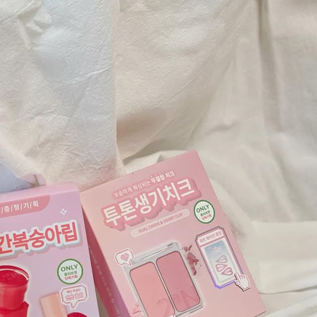hyejin on Instagram: "(광고)
💫 롱 웨어링 파운데이션 미니
가볍게 밀착되면서도 하루종일 무너짐 적고
피부가 매끈하게 정돈! 
미니 사이즈라 언제 어디서나 쏙- 휴대성 최고 🙌

✨ 퓨어 글래시 하이라이터
은은하게 반짝이는 물빛 윤광 ✨
피부 위에 얹자마자 여리여리한 분위기 완성!

🍑 듀얼치크
투톤 컬러로 기분 따라 골라 쓰는 재미 💕 
발색이 부드럽고 생기 넘쳐서 볼에 얹으니 완전 인간복숭아 🍑🍑

💋 글레이즈 바운싱 틴트
촉촉하게 착 붙는 텍스처, 
맑은 컬러감으로 생기 뿜뿜✨ 
한 번 바르면 입술이 사랑스러운 토끼혀립🐇 분위기!

#올영픽 #올리브영추천템 #올영필수템 #러브버블컬렉션 #롱웨어링파운데이션미니 #컬러플레이듀얼라이너"
