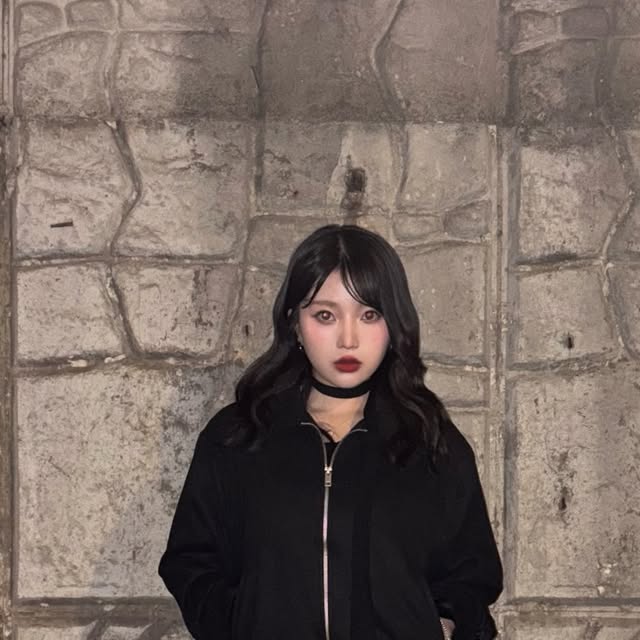 유하 on Instagram: "#광고 @1rony9orno_official 

블랙 M사이즈 착용✔️

디자인부터 착용감까지 다 잡은 스웨이드 자켓🖤

어디에나 다 잘 어울리는 미니멀한 디자인!
투웨이 지퍼로 심심하지 않게 포인트까지 줄 수 있어요!

요즘 날씨에 가볍게 걸치기 딱 좋음🤍

#아이러니포르노화이트라인 #ironypornowhiteline"