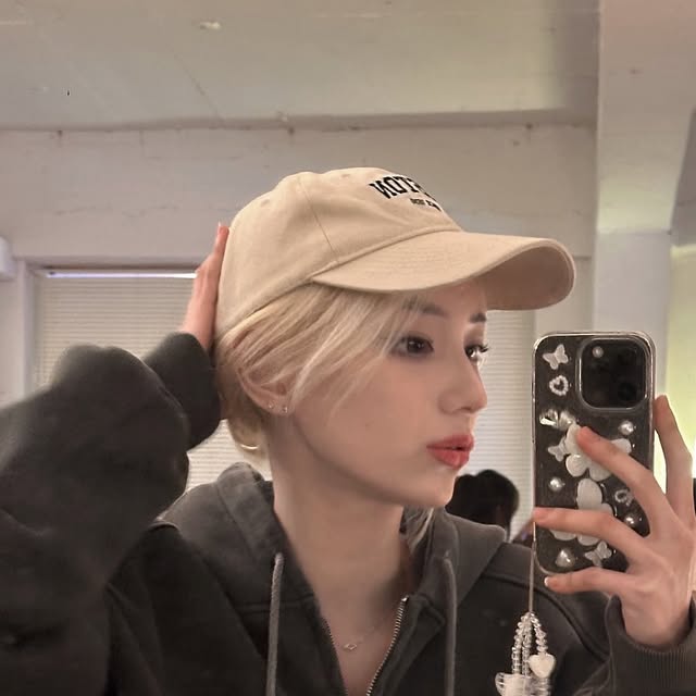 아랑 [ 妸朗 ] on Instagram: "너무 예쁜 집업🥺
곧 후드티랑 모자도 나온다니 많은 관심 부탁드려요!
@the__dreamer.20 @thedreamer.kr"