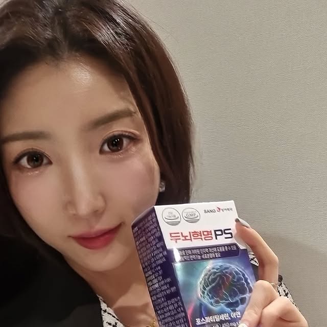 정인희 아나운서 on Instagram: "#광고 @sanga_pharm

요즘 톡톡히 효과보고 있는 상아제약 두뇌혁명 PS💊
일의 특성상 암기해야 할 부분이 많아서 꼭 챙겨먹는 영양제 중 하나인데요! 
제가 먹고있는 상아제약 두뇌혁명 PS는,
순도 70% 미국산 포스파티딜세린 300mg 함유되있고 
아연 2.55mg 함유, 유전자 조작을 하지 않은Non-GMO원료 사용, 엄선하여 담은 9종부원료,식물성 경질 캡슐 사용해서 인지력 개선에 큰 도움을 줘요🫠
첨가물 부형제 4無첨가, 안심 위생, 개별 PTP 포장, 섭취하기 좋은 2.3cm 사이즈로 안심하고 먹을 수 있어요
근래 집중력이 떨어지거나 건망증이 생기는 분, 수능이나 중요한 시험이 얼마 남지 않은 분들께 선물로 주기에도 좋을 것 같아요 

꾸준히 먹어주면 효과가 있는 두뇌혁명ps!
비타민, 오메가3만큼 중요한 영양제라고 생각해요 💊❤️

#상아제약 #두뇌혁명ps"
