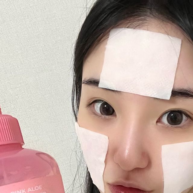 +(82) 소윤님이 회원님을 좋아합니다. on Instagram: "#광고 #에이프릴스킨 에서 핑크알로에 비타토너가 첫 출시 되었다고 합니다‼️
-
산뜻한 제형에 촉촉한 사용감으로 끈적이지 않아서 좋은거 같구요 ☺️
-
핑크 알로에가 80% 함유되어있어서 색소침착이나 일시적인 붉은기릉 잡을 수 있어요😊
-
민감한 피부도 안심하고 사용할 수 있는 약산성 토너로 여드름성 피부사용에 추천드려요💓
-
에이프릴스킨 구입링크는 아래에 남겨드려용🌸
👇👇👇
https://aprilskin.com/product/detail.html?product_no=1316
.
.
.
#@aprilskin_korea#핑크알로에#핑크알로에토너# 비타토너#토너#스킨#저자극토너#진정토너#약산성토너#피부진정#피지#피지제거#알로에#데일리토너#토너추천#피지개선"