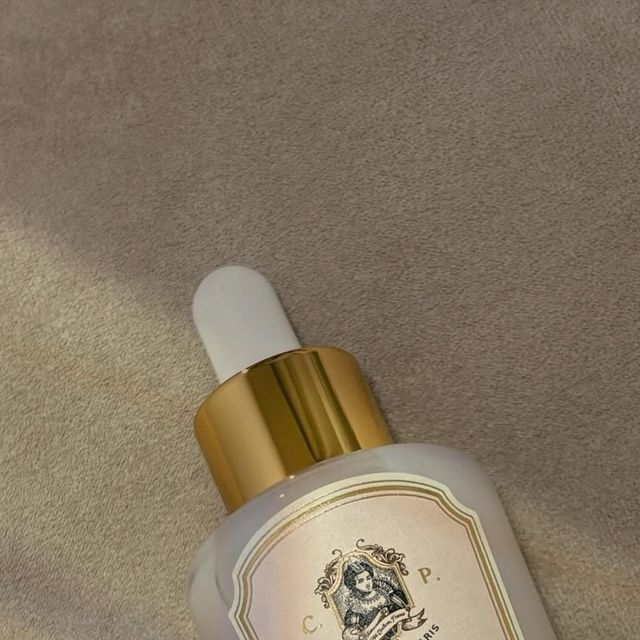 민주 on Instagram: "#협찬 [샬랑 드 파리] 래디언트 기미 앰플 🧸🪽

점점 뜨거워지는 날씨 때문에 기미나 잡티가 올라올까 걱정되시는 분들 많으시죠 ! 

기미케어와 동시에 피부톤 개선과 잡티개선까지 해주는 착한 제품으로 기존 제품보다 더 업그레이드 된 래디언트 기미 앰플 소개드릴게요 🪽

🫧마데화이트 성분이 200% up, 일명 지우개라고 불리는 기적의 성분 트라넥사믹에시드, 고순도 비타민c, 미백기능성 성분 나이아신아마이드가 추가됐어요

🫧샬랑 드 파리만의 독자적인 기미 케어 메커니즘이 적용되어 있고 논문과 특허로 검증까지 받은 앰플이니 안 쓸 이유가 없죠 

🪽워터리한 제형으로 빠르게 스며들어 피부톤을 밝혀주고 기미흔적을 지워줘서 너무 좋아요 ᩚ 

🪽꾸준하게 사용하다보니 기존에 있던 기미나 잡티들이 지워지면서 색소침착 개선까지 해주더라구요 팩으로도 사용하는데 각질 제거까지 해주는 이 만능템 진짜 최고 

패키지도 너무 고급스럽고 예뻐서 선물용으로도 추천!

더욱 더 강력해진 효과로 돌아온 샬랑 드 파리의 래디언트 기미 앰플로 관리 시작하세요 🫧

@challansdeparis

#협찬 #샬랑드파리 #앰플 #기미케어 #색소침착 #톤개선 #잡티케어 #기능성"