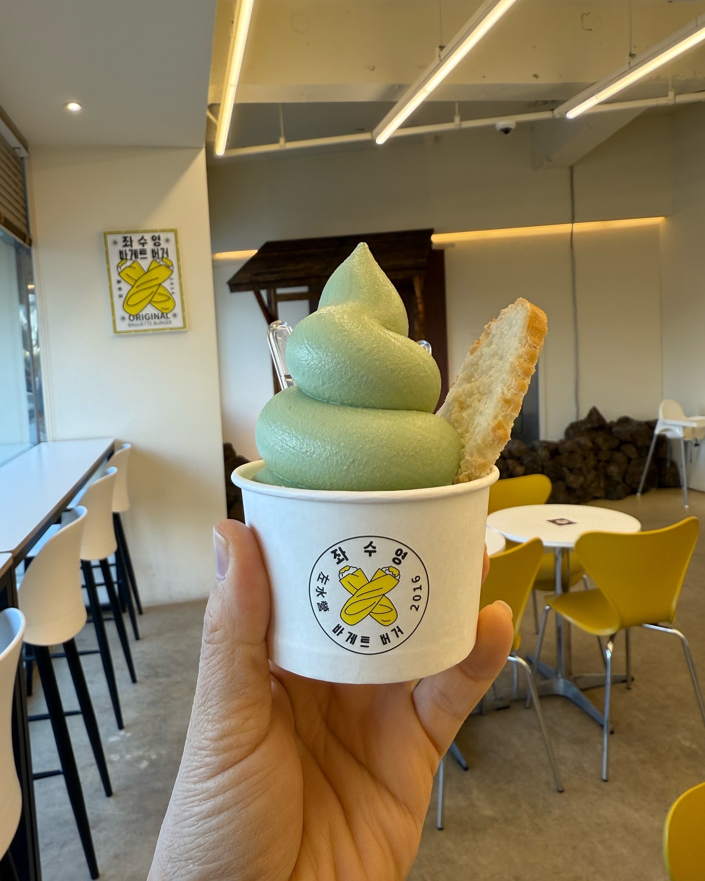 #첫줄
여수 여행와서 가봐야할 좌수영바게트버거
진남관 주차장 비로 앞에 위치해 있어서
찾기도 쉽고 접근성도 좋더라구요
저는 바게트랑 음료수,바게트랑 아이스크림
세트로 먹었어요
구성도 좋고 맛도 좋아서
여수오면 방문해야할 곳으로 추천해요
바게트도 겉은 딱딱하지 않고 바삭하고
안에는 알차게 들어있어서 맛있어요
그리고 아이스크림은 쑥향도 나고 부드러워서
맛나게 먹었어여
.
.
.
.
.
#여수바게트버거#여수빵맛집#여수베이커리
#여수빵집#여수아이스크림
#좌수영바게트버거